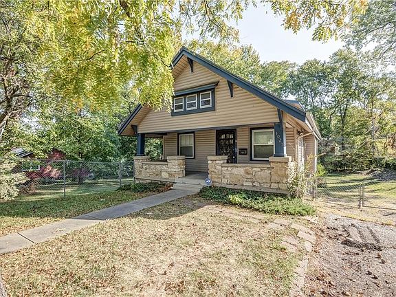 2nd image of 3027 Jackson Ave
