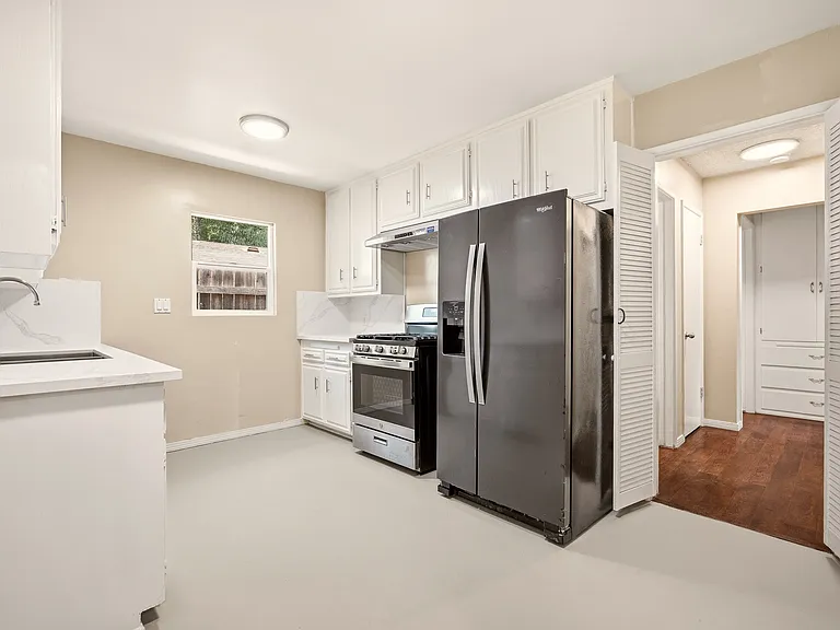 327 1/2 S Lincoln Pl — Photo 7