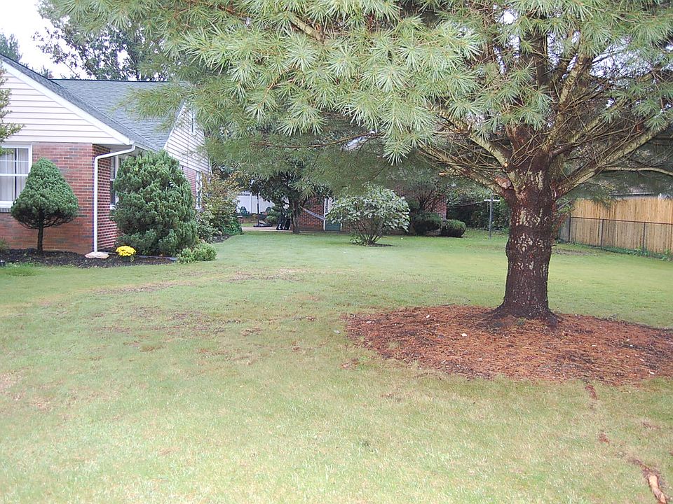 2nd image of 720 Woodlawn Ave