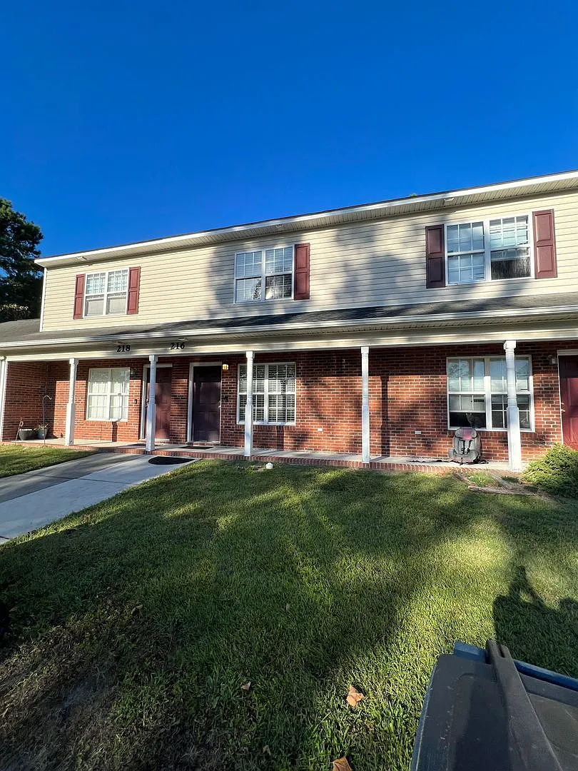 Lovely 2 bedroom 2.5 bathroom townhouse . Located at the end of a Cul-de-sac, with a fenced in ba... — Photo 1