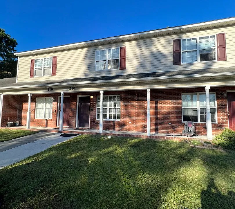 216 Palace Cir