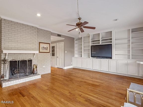 3rd image of 557 Esplanade Dr