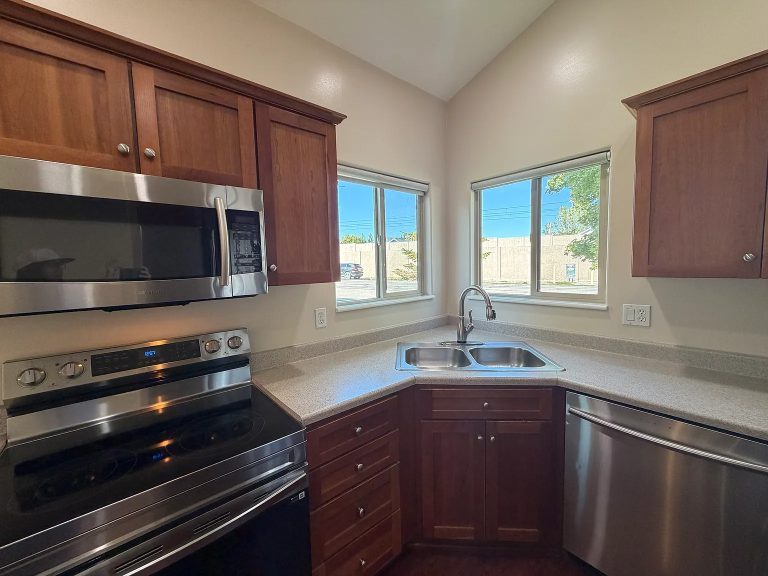 3 bed, 1374 sqft, $2,450 — Photo 3