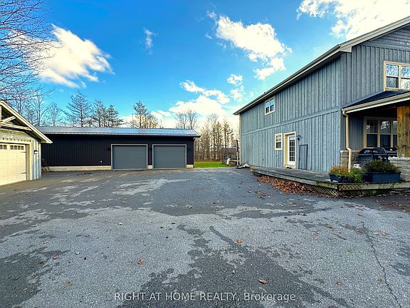 3rd image of 129 Blue Jay Cres