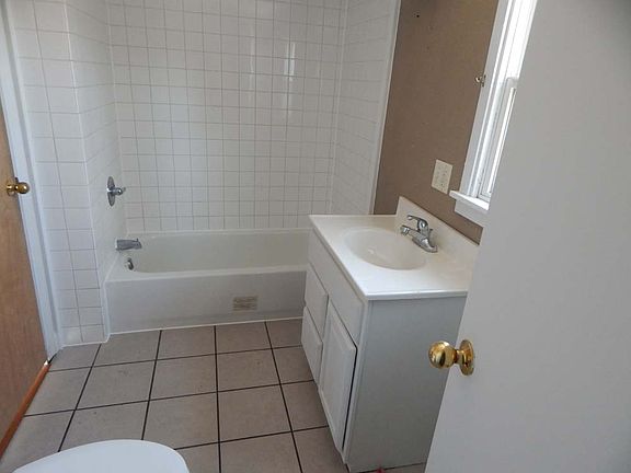 4th image of 204 W 7th St
