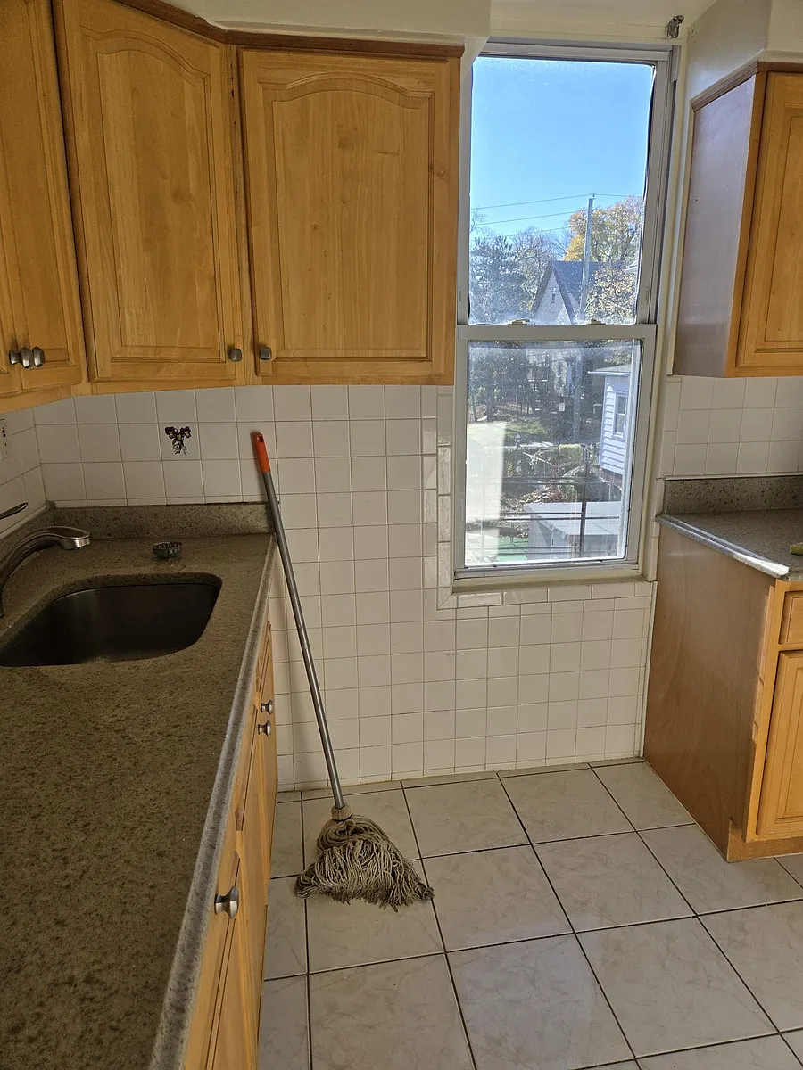 Building Photo - 558 S 7th Ave #2