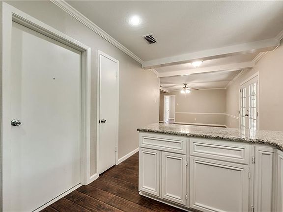 4th image of 1018 Greenbriar Dr