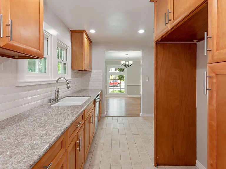 10624 Bloomfield St — Photo 8