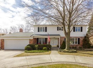939 Blairmoor Ct, Grosse Pointe Woods, MI 48236