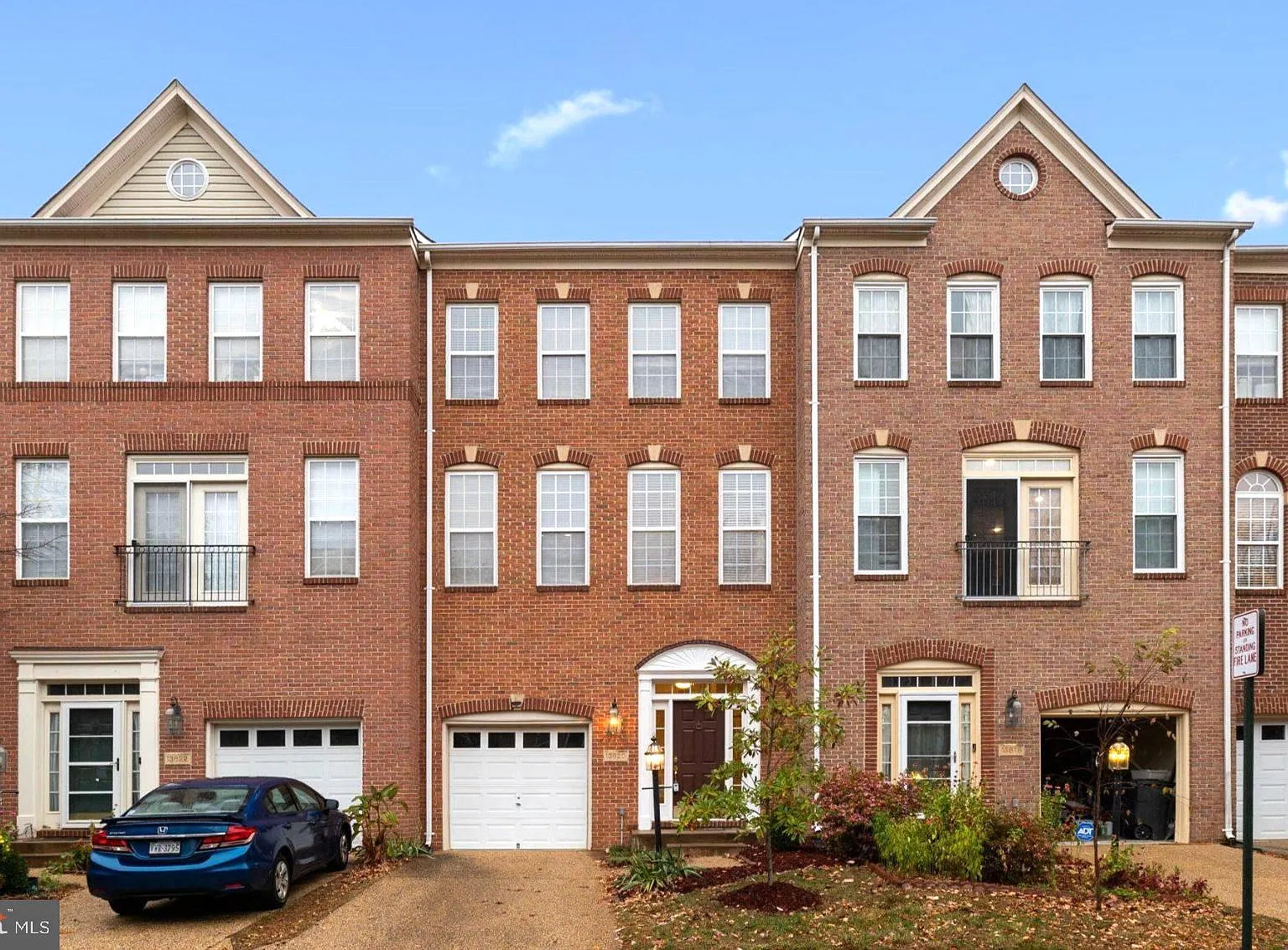 3 bed, 3.5 bath, 1628 sqft, $3,100 — Photo 3