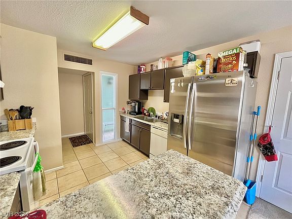 3rd image of 6316 Fairwood Ave