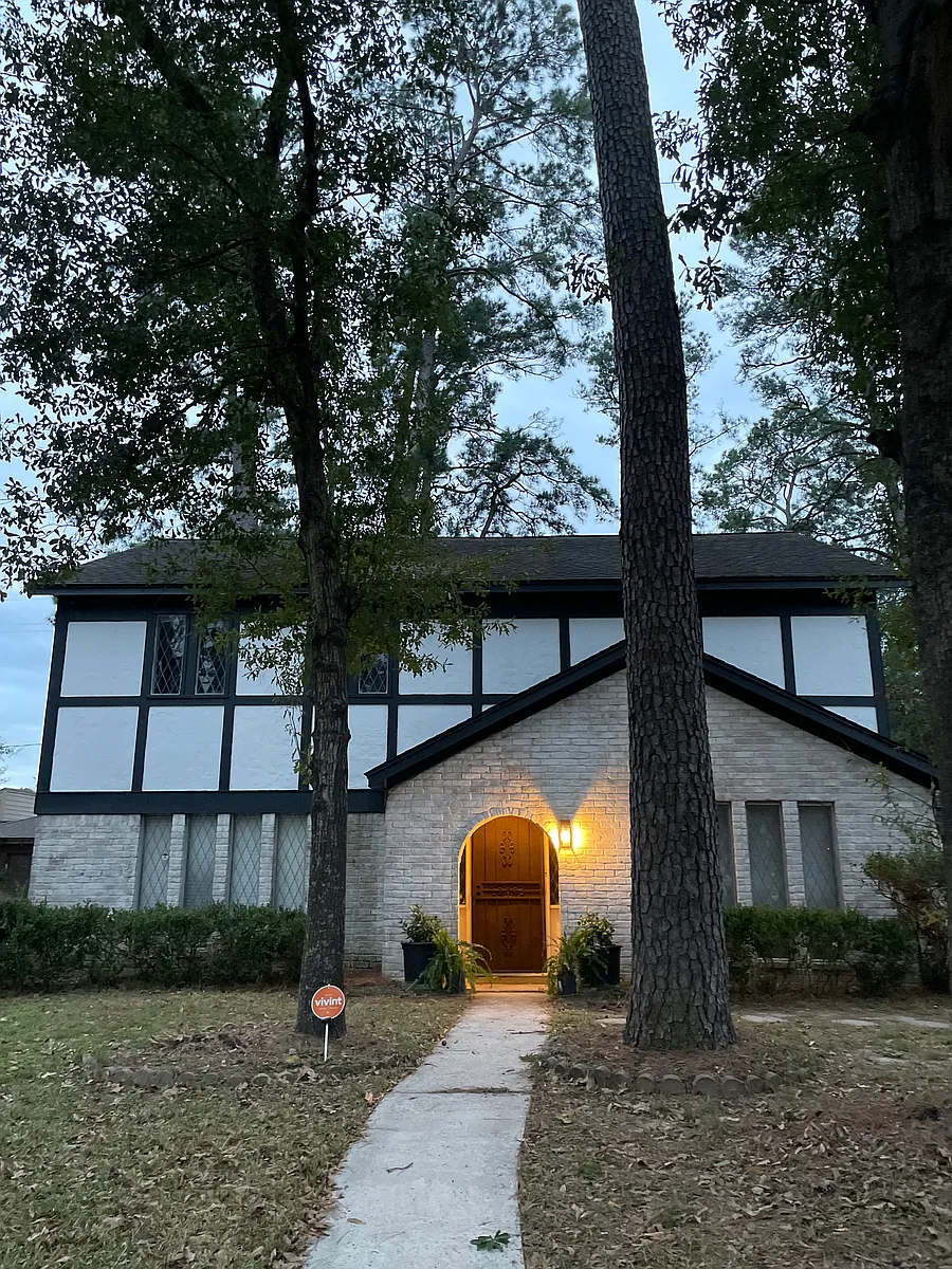 Building Photo - 5715 Pinewood Springs Dr