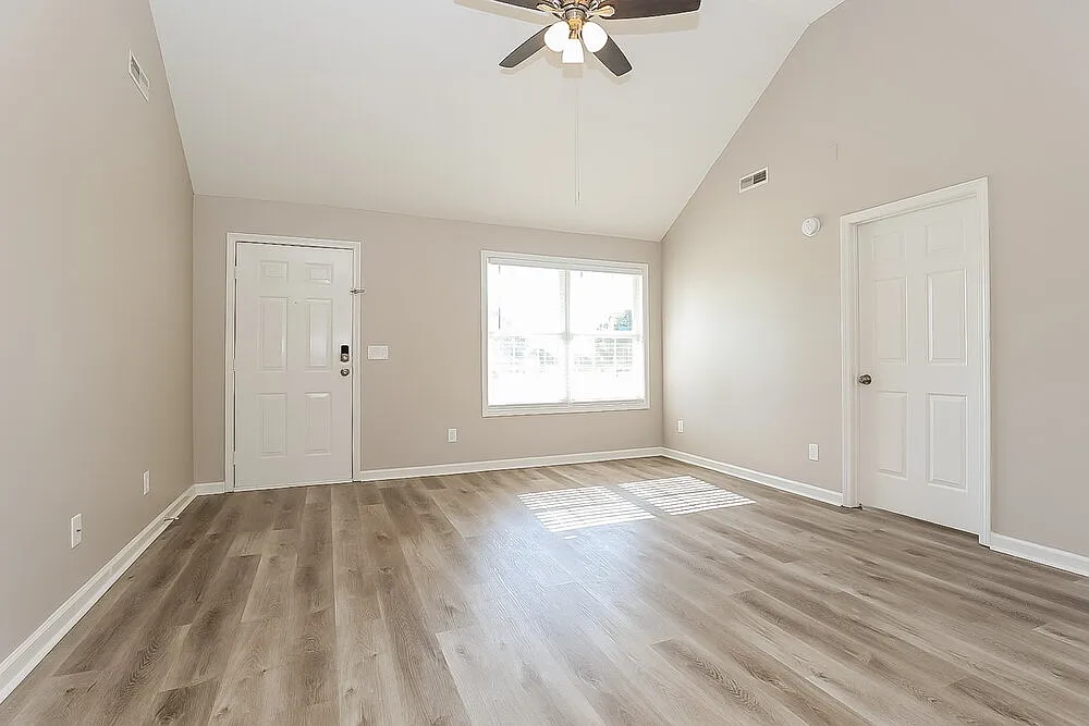 3 bed, 2.0 bath, 1260 sqft, $1,945 — Photo 3