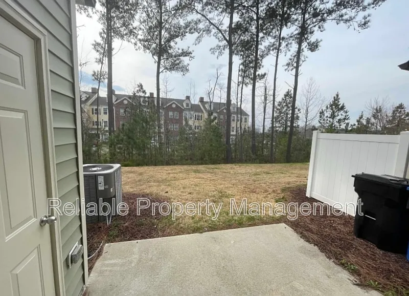 3 bed, 2.5 bath, 1672 sqft, $1,800 — Photo 2