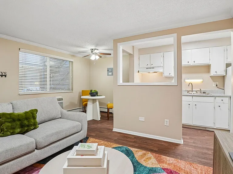 Lorinda Apartments — Photo 13