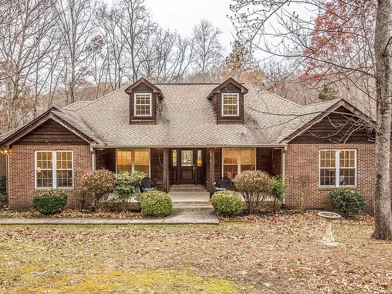 235 Scenic Dr — Photo 1