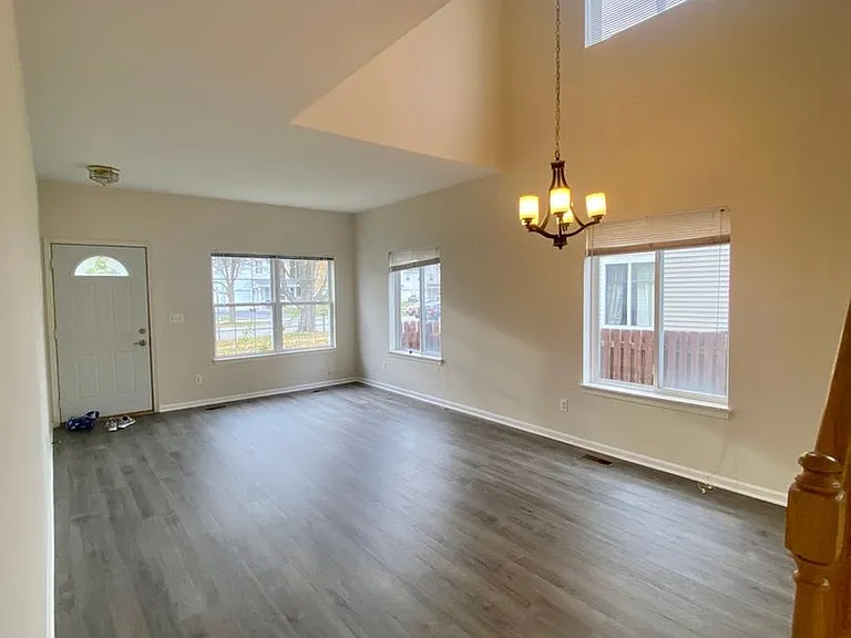 315 Richmond Dr — Photo 3