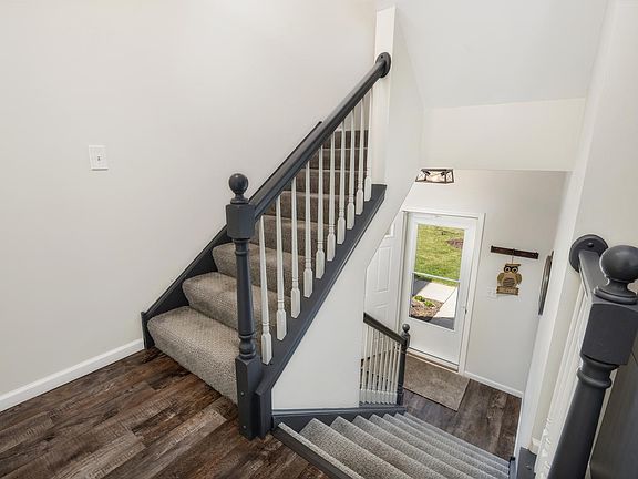 5th image of 1654 Fieldstone Dr N