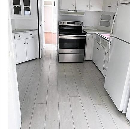 3rd image of 827 SW 1st Pl