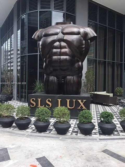 Sls Lux — Photo 1