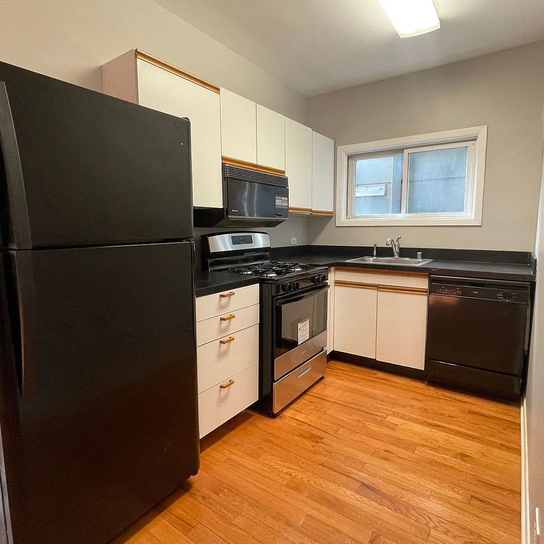 2420 N Greenview — Photo 4