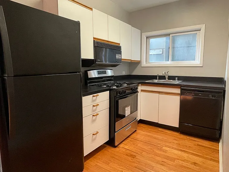 2420 N Greenview Ave — Photo 4