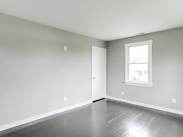 905 E 15th St — Photo 11