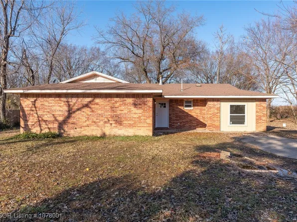 1003 SE 10th St, Muldrow, OK 74948