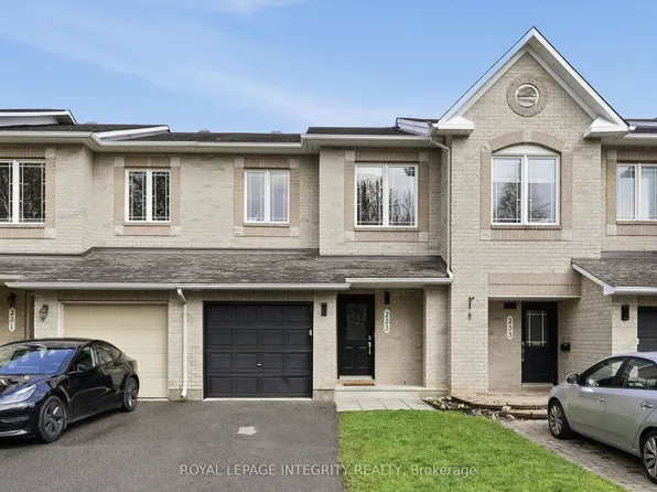 233 Greenridge St, Ottawa, ON K1C 7R8