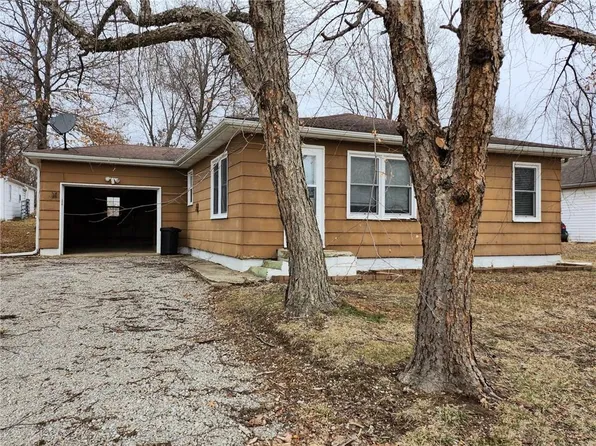 907 W Crowder Rd, Trenton, MO 64683