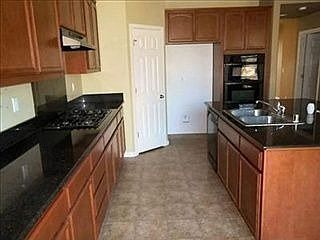 5th image of 1011 La Paloma St
