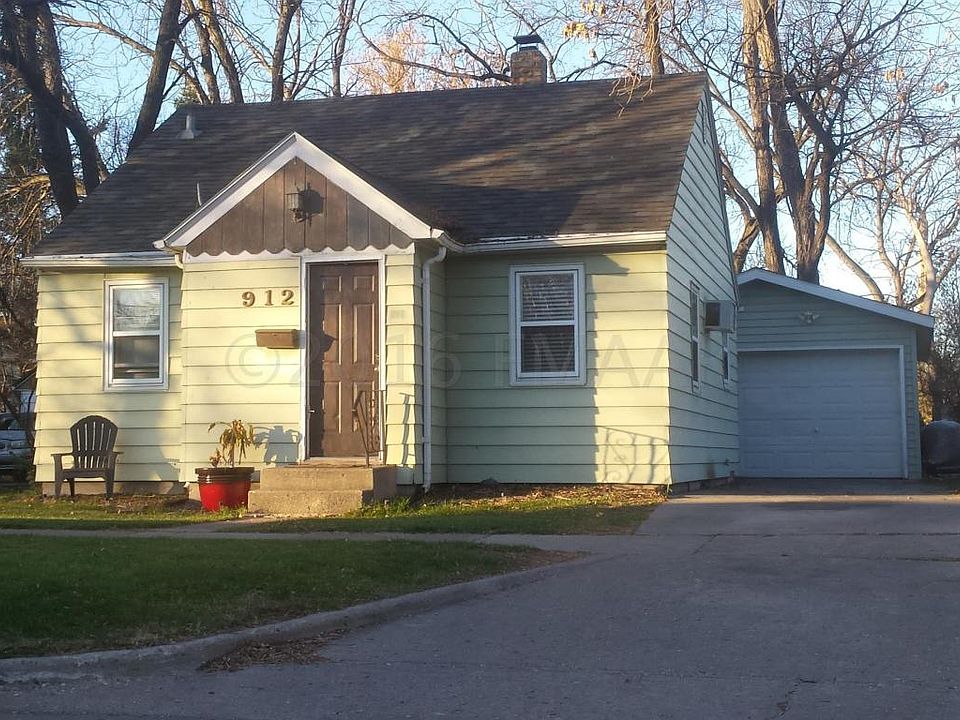 1st image of 912 6th Ave N