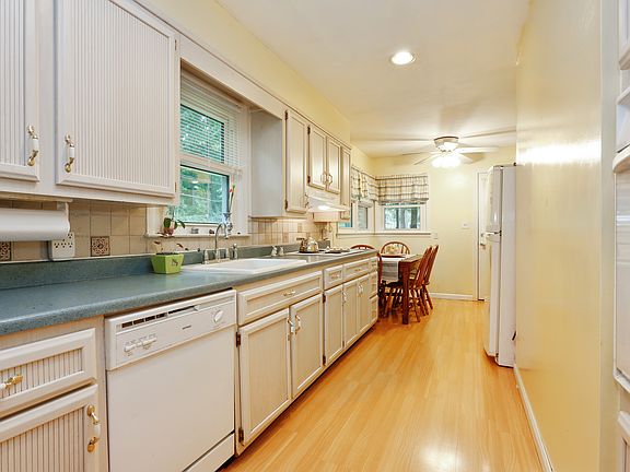 5th image of 1681 Hanover St