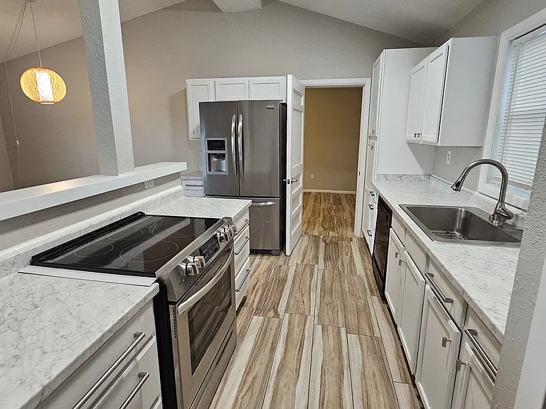 1010 S Plains Park Dr — Photo 3