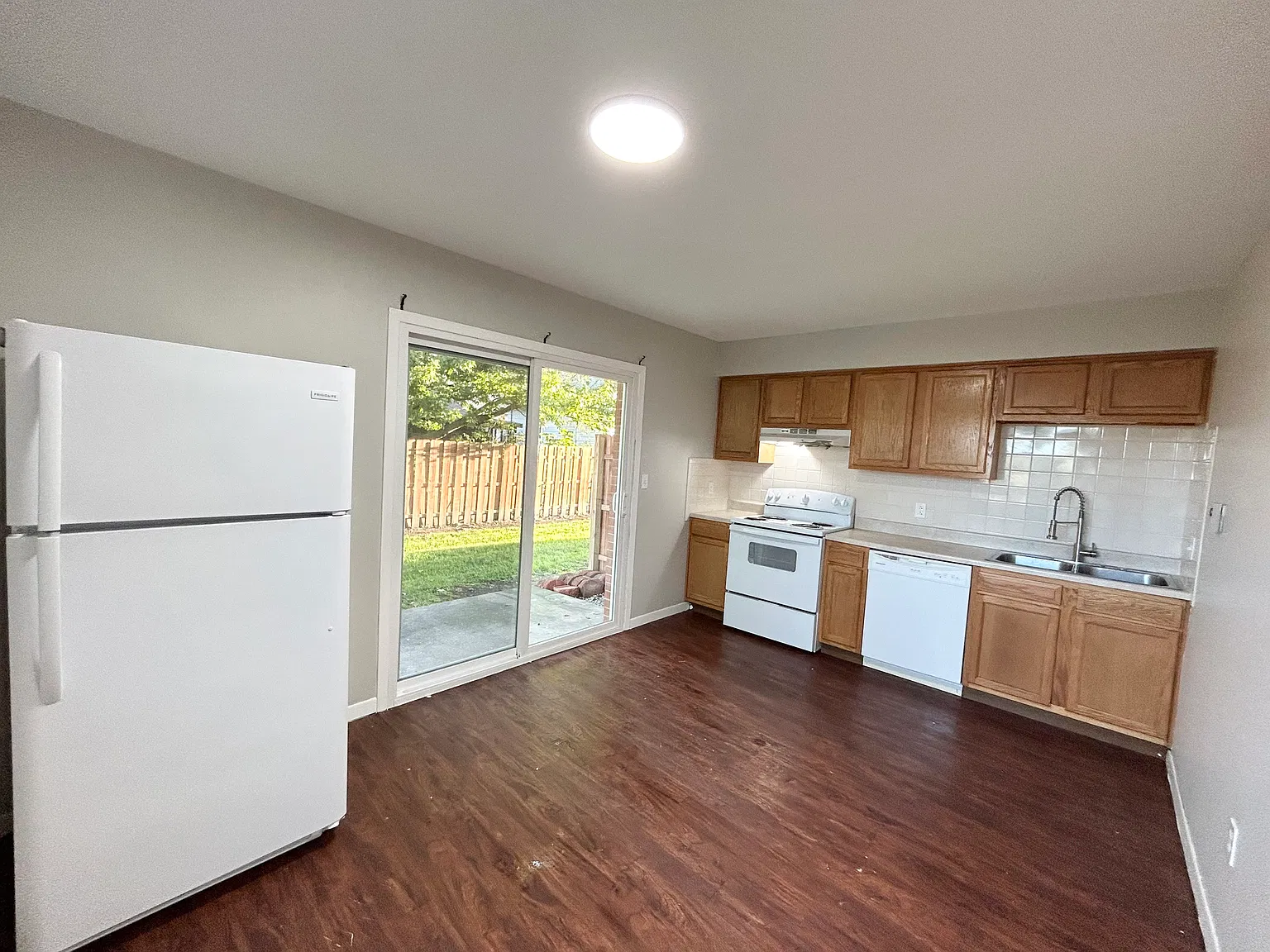 2 bed, 1.5 bath, 1027 sqft, $1,100 — Photo 4