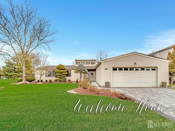 216 Community Cir, Old Bridge, NJ 08857