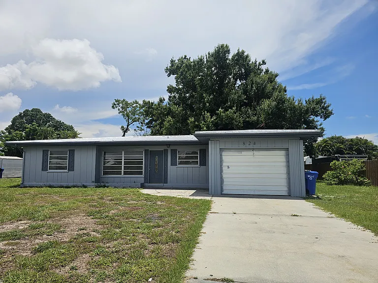 824 Cypress Ave — Photo 1