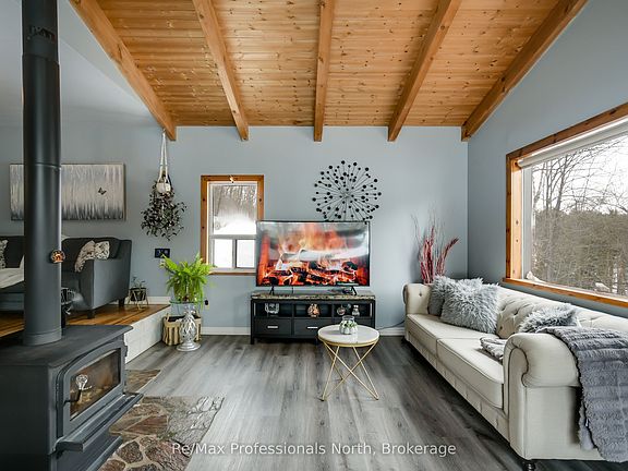 3rd image of 1017 Barlochan Rd