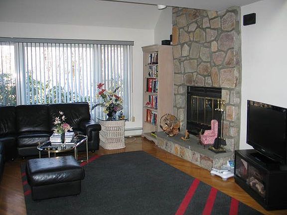 3rd image of 40 Brett Ln