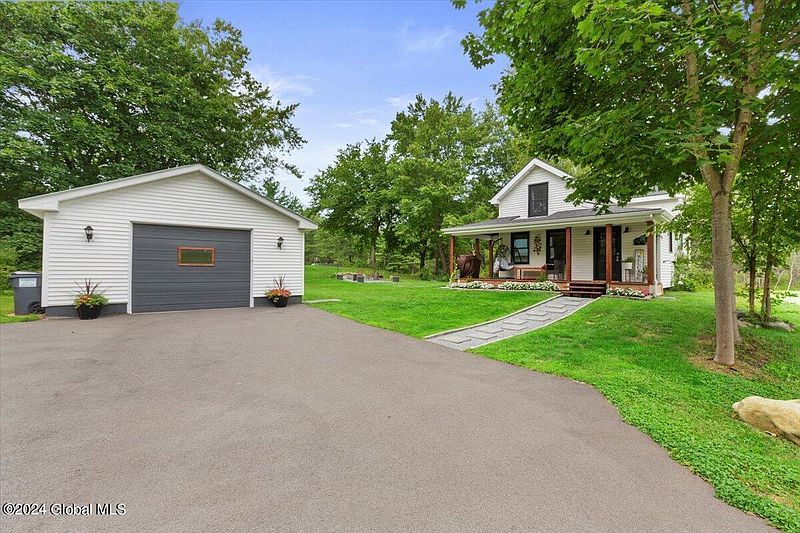 2nd image of 1124 Ballston Lake Road