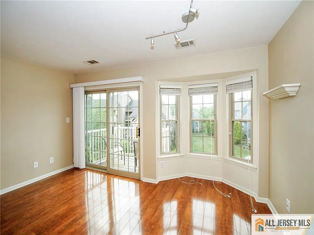 1 bed, 1.0 bath, $1,695 — Photo 4