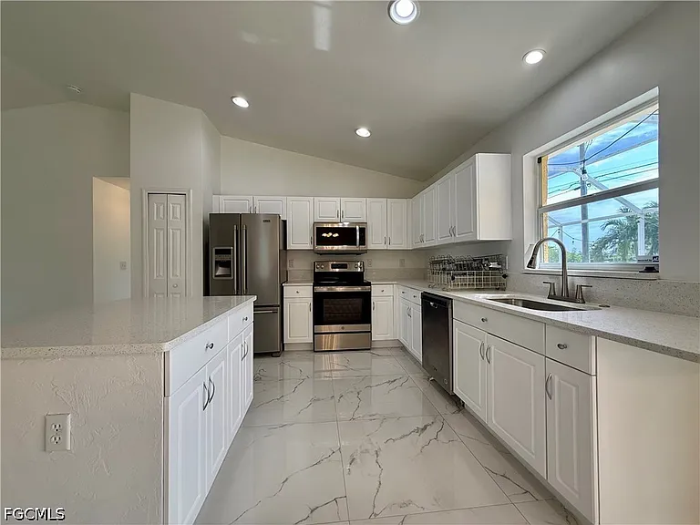 2209 NE 9th Ave — Photo 9