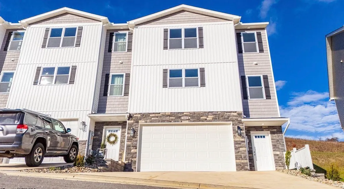 3 bed, 2.5 bath, 2230 sqft, $3,000 — Photo 1