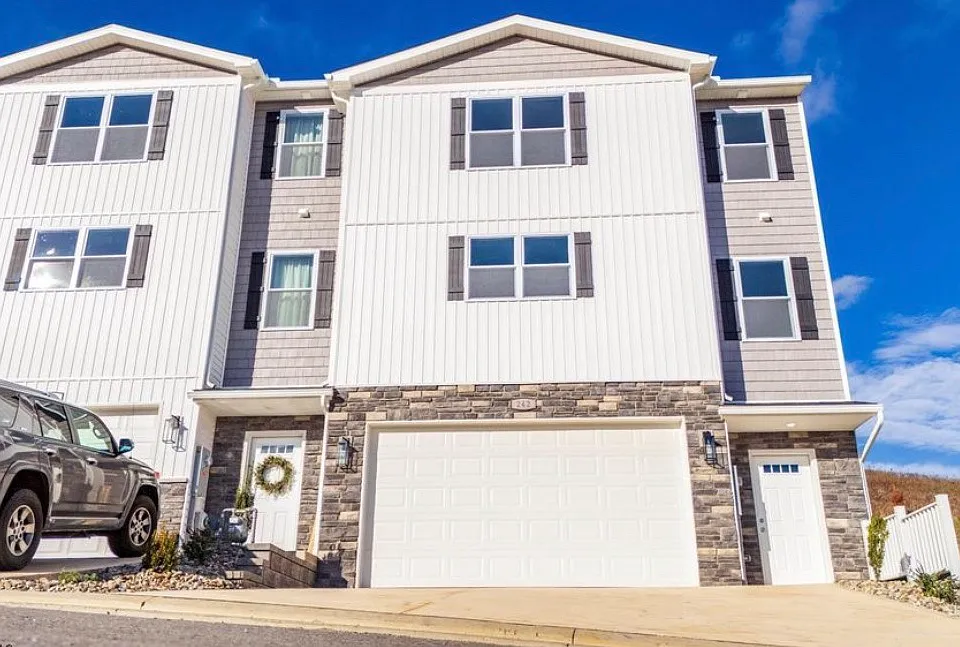 252 Red Oak Ln