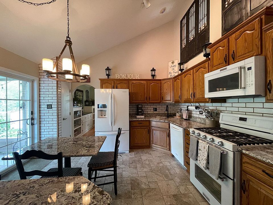 1st image of 2985 Hillcrest Dr