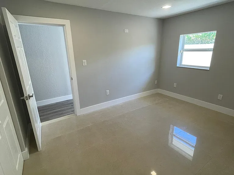 2135 SW 25th St — Photo 8