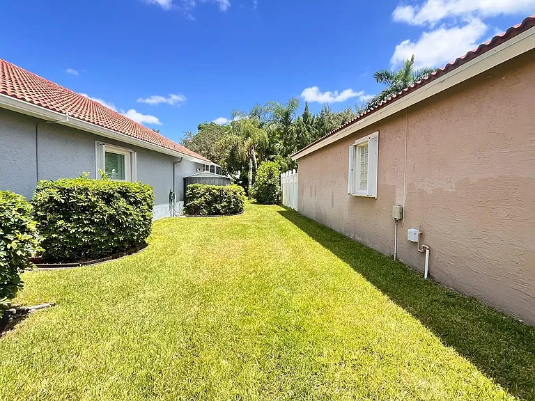 1627 Oak Berry Cir — Photo 35