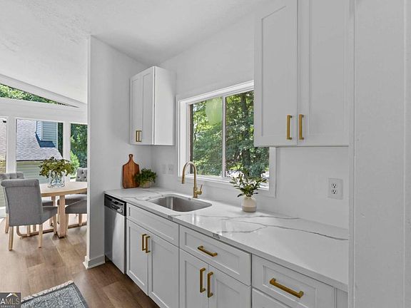 5th image of 201 Rustic Ridge Dr NE