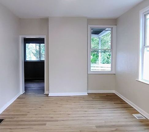 3rd image of 305 Moore Ave