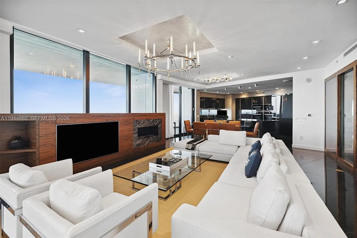 Building Photo - 18555 Collins Ave #2601